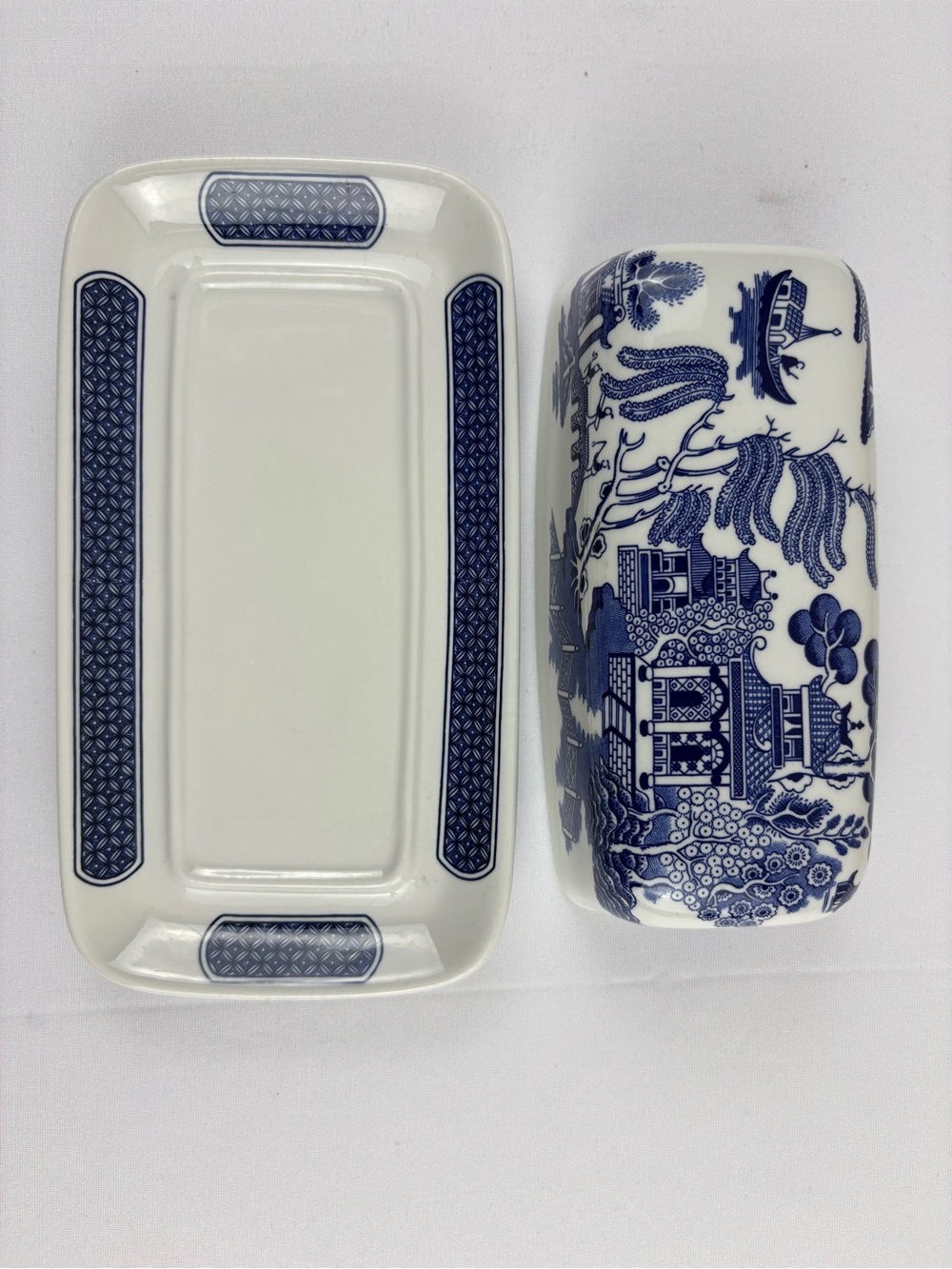 Vintage Churchill England Blue Willow pattern covered butter dish. - Picture 3 of 4